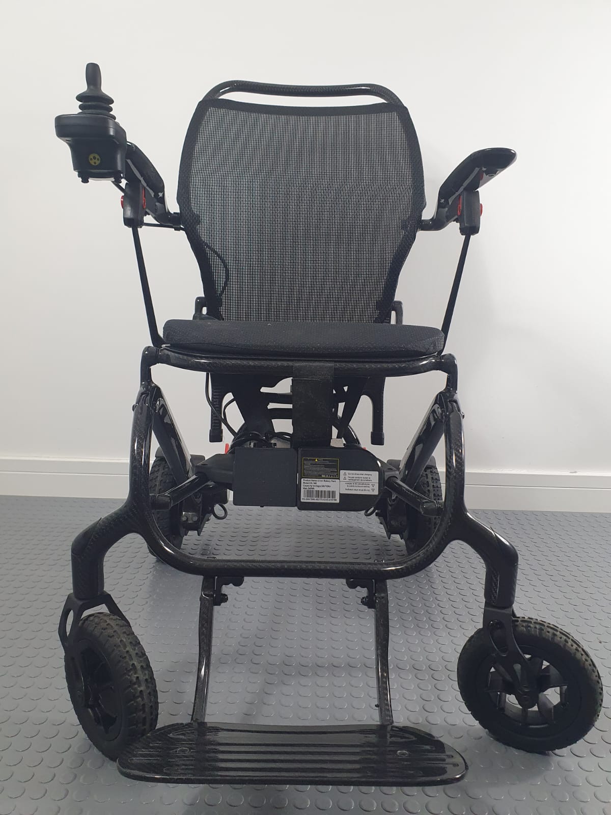 SUNRISE QUICKIE Q50 R CARBON – ULTRA-LIGHT FOLDING POWERCHAIR