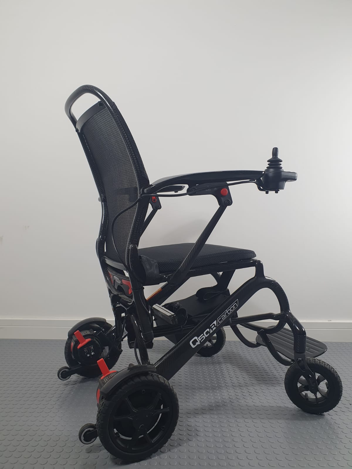 SUNRISE QUICKIE Q50 R CARBON – ULTRA-LIGHT FOLDING POWERCHAIR