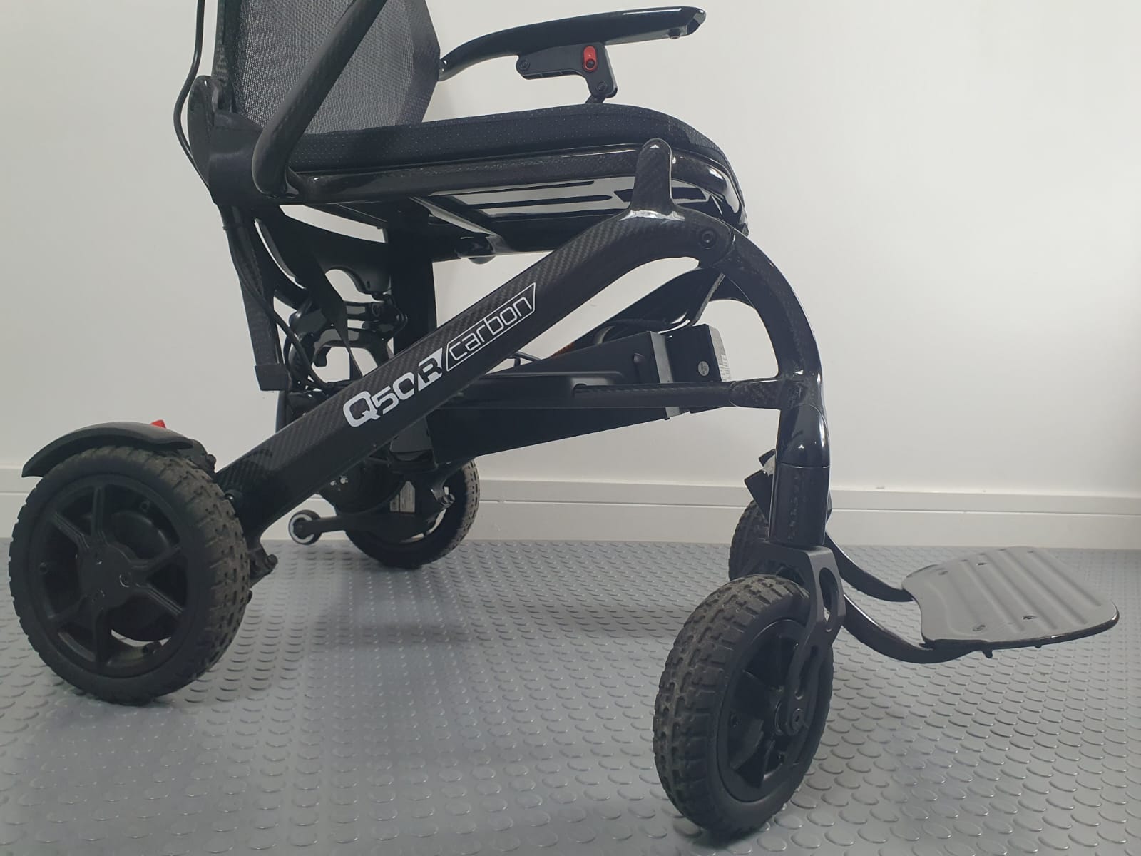 SUNRISE QUICKIE Q50 R CARBON – ULTRA-LIGHT FOLDING POWERCHAIR
