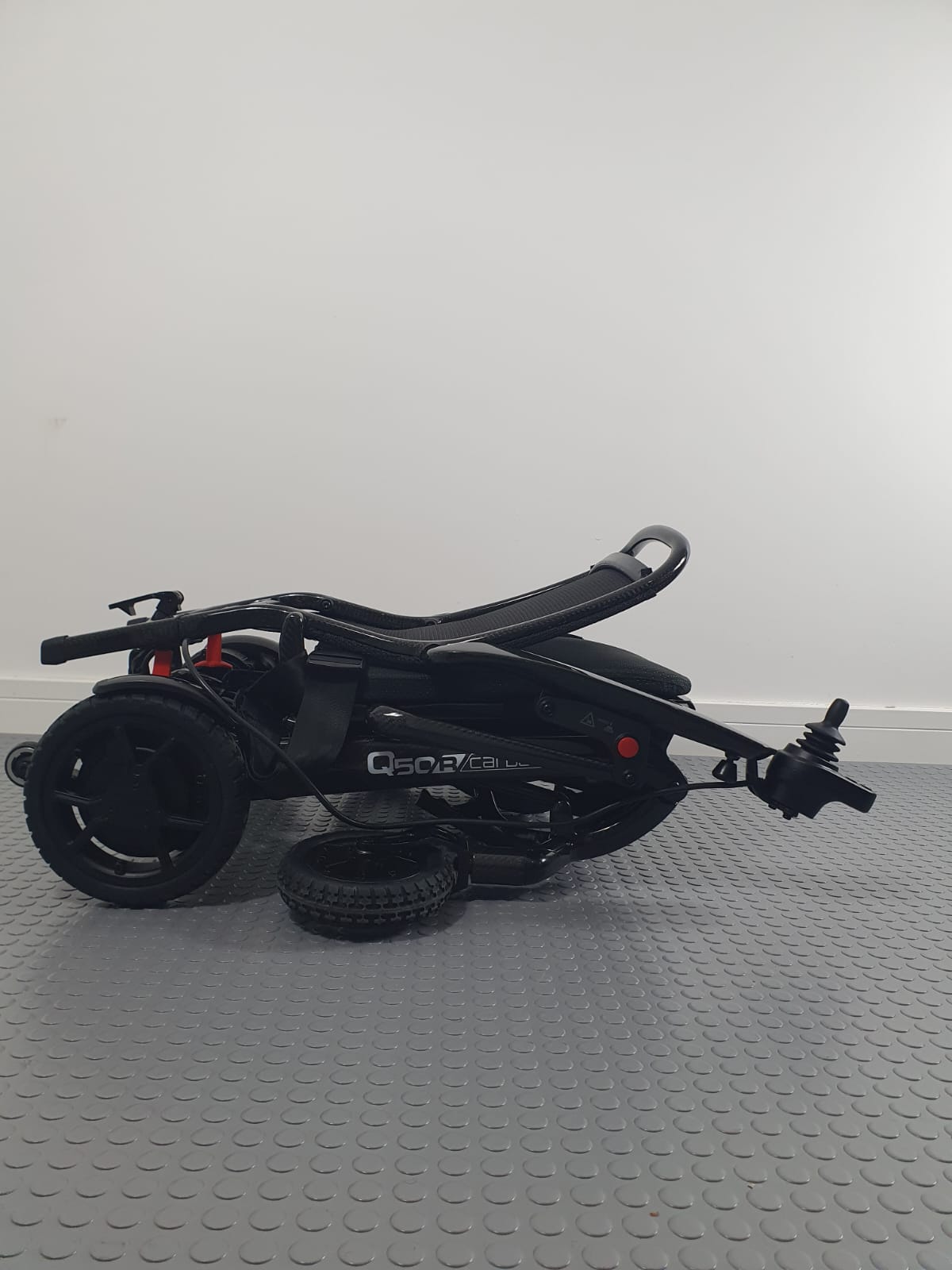SUNRISE QUICKIE Q50 R CARBON – ULTRA-LIGHT FOLDING POWERCHAIR