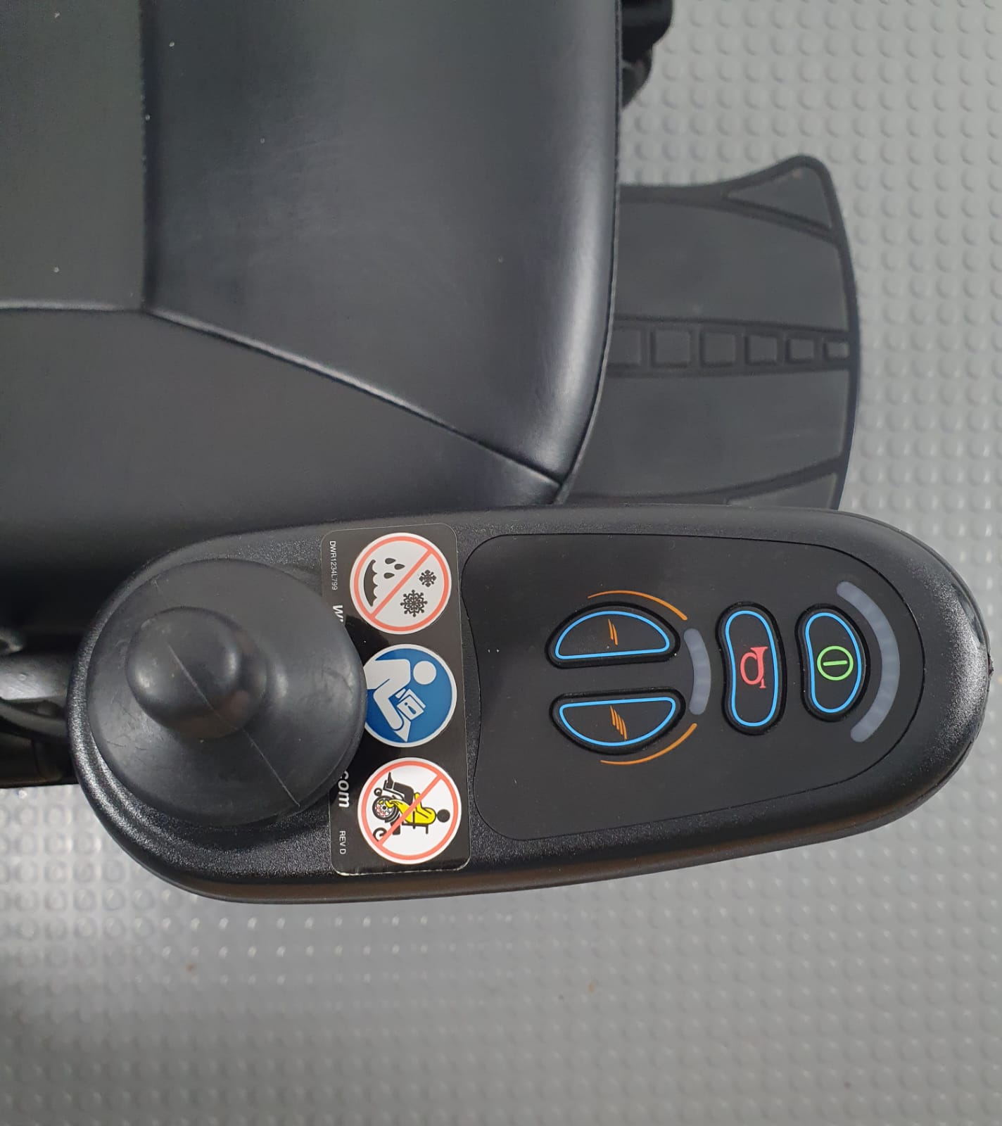 PRIDE JAZZY 600ES – COMPACT HIGH-COMFORT MID-WHEEL DRIVE POWERCHAIR