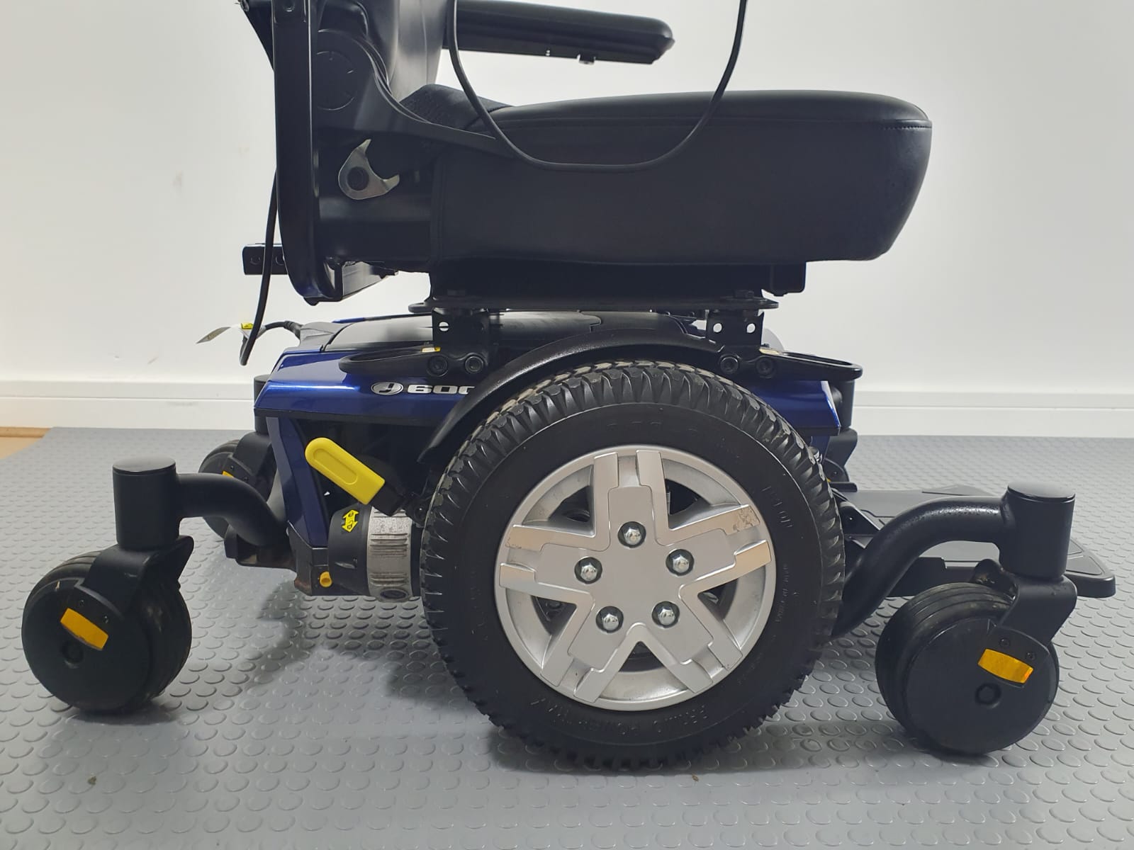 PRIDE JAZZY 600ES – COMPACT HIGH-COMFORT MID-WHEEL DRIVE POWERCHAIR
