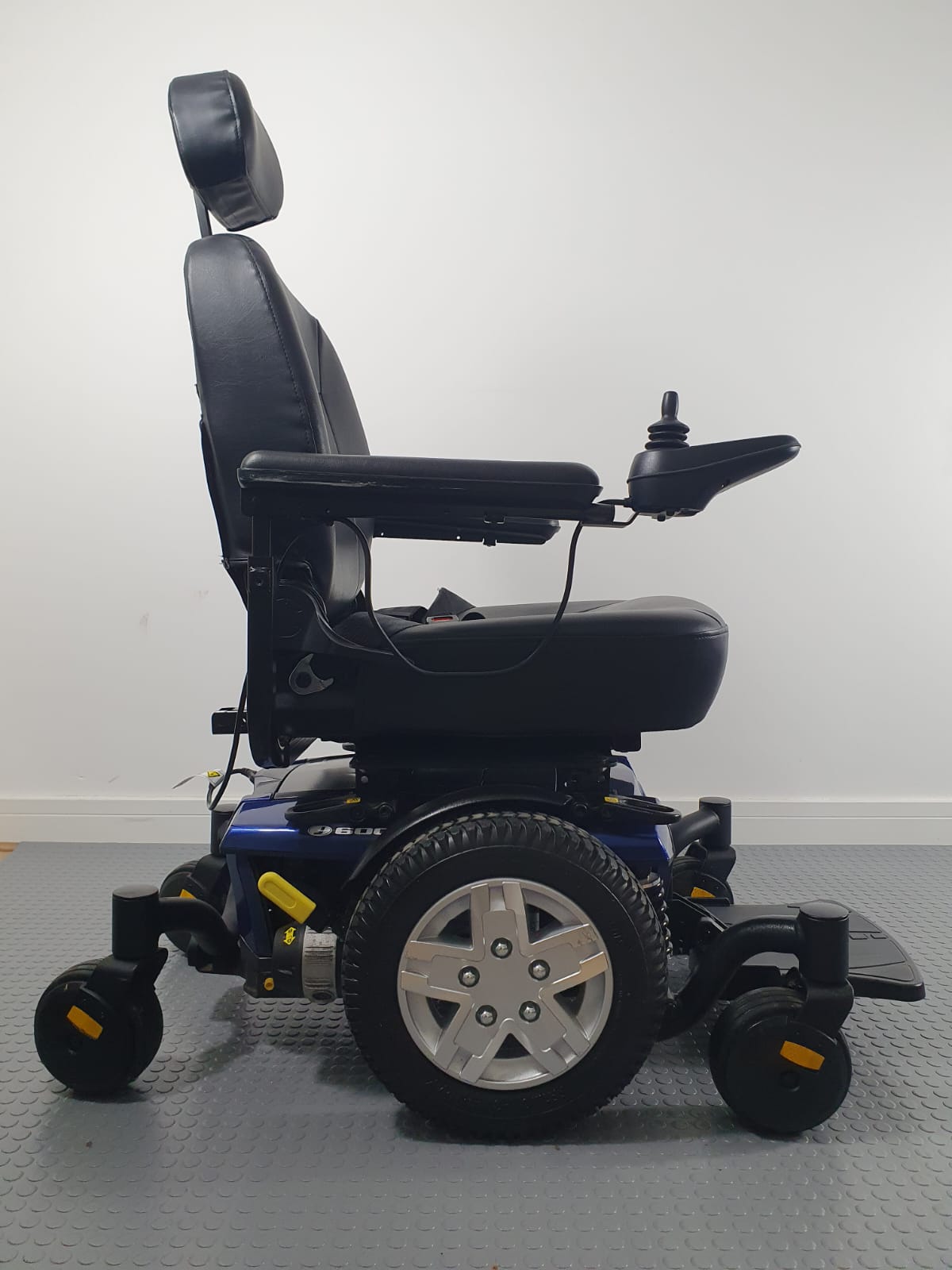 PRIDE JAZZY 600ES – COMPACT HIGH-COMFORT MID-WHEEL DRIVE POWERCHAIR