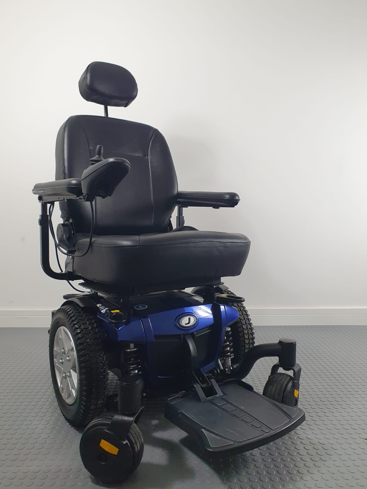 PRIDE JAZZY 600ES – COMPACT HIGH-COMFORT MID-WHEEL DRIVE POWERCHAIR