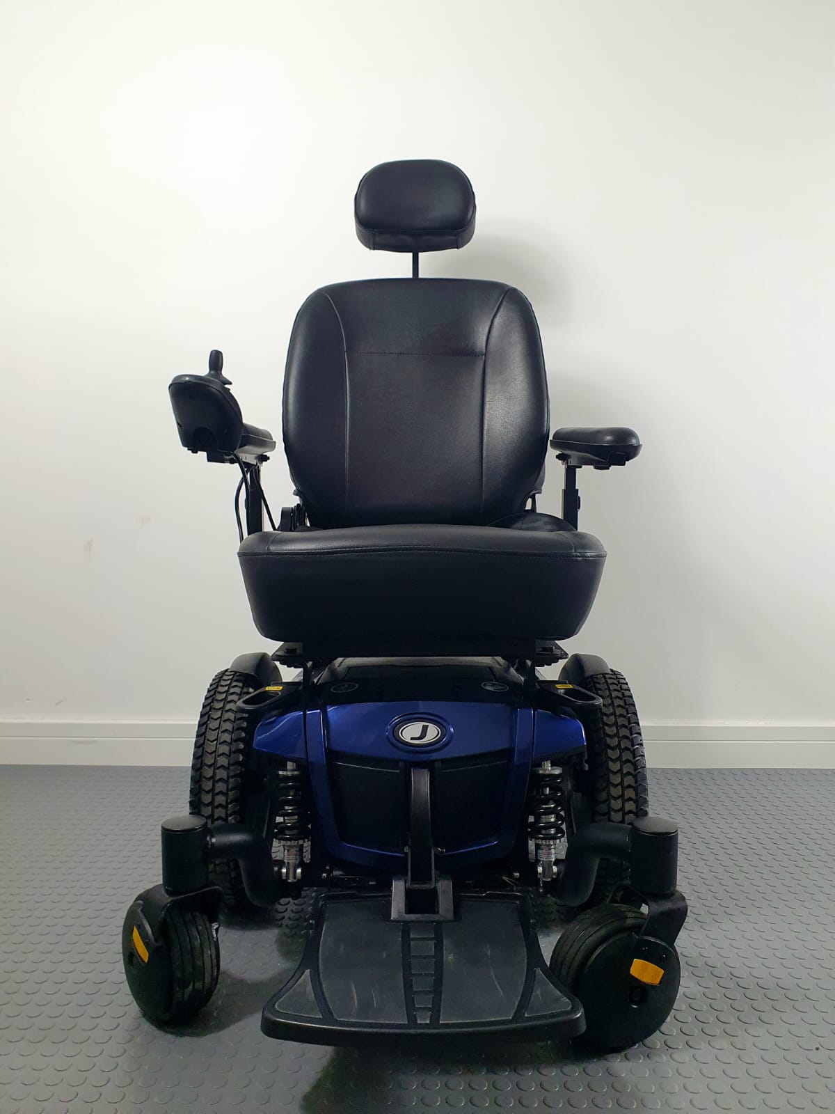 PRIDE JAZZY 600ES – COMPACT HIGH-COMFORT MID-WHEEL DRIVE POWERCHAIR