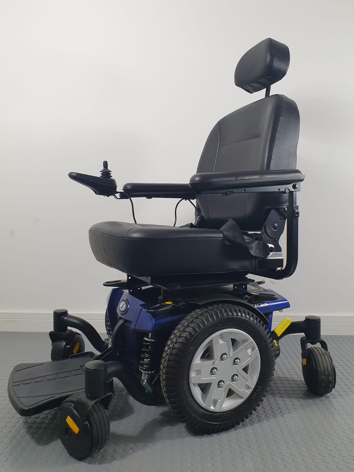 PRIDE JAZZY 600ES – COMPACT HIGH-COMFORT MID-WHEEL DRIVE POWERCHAIR