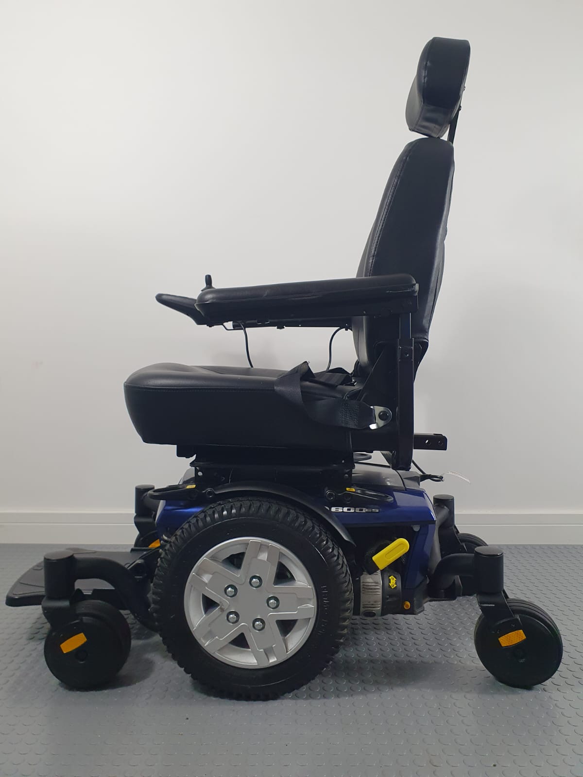 PRIDE JAZZY 600ES – COMPACT HIGH-COMFORT MID-WHEEL DRIVE POWERCHAIR