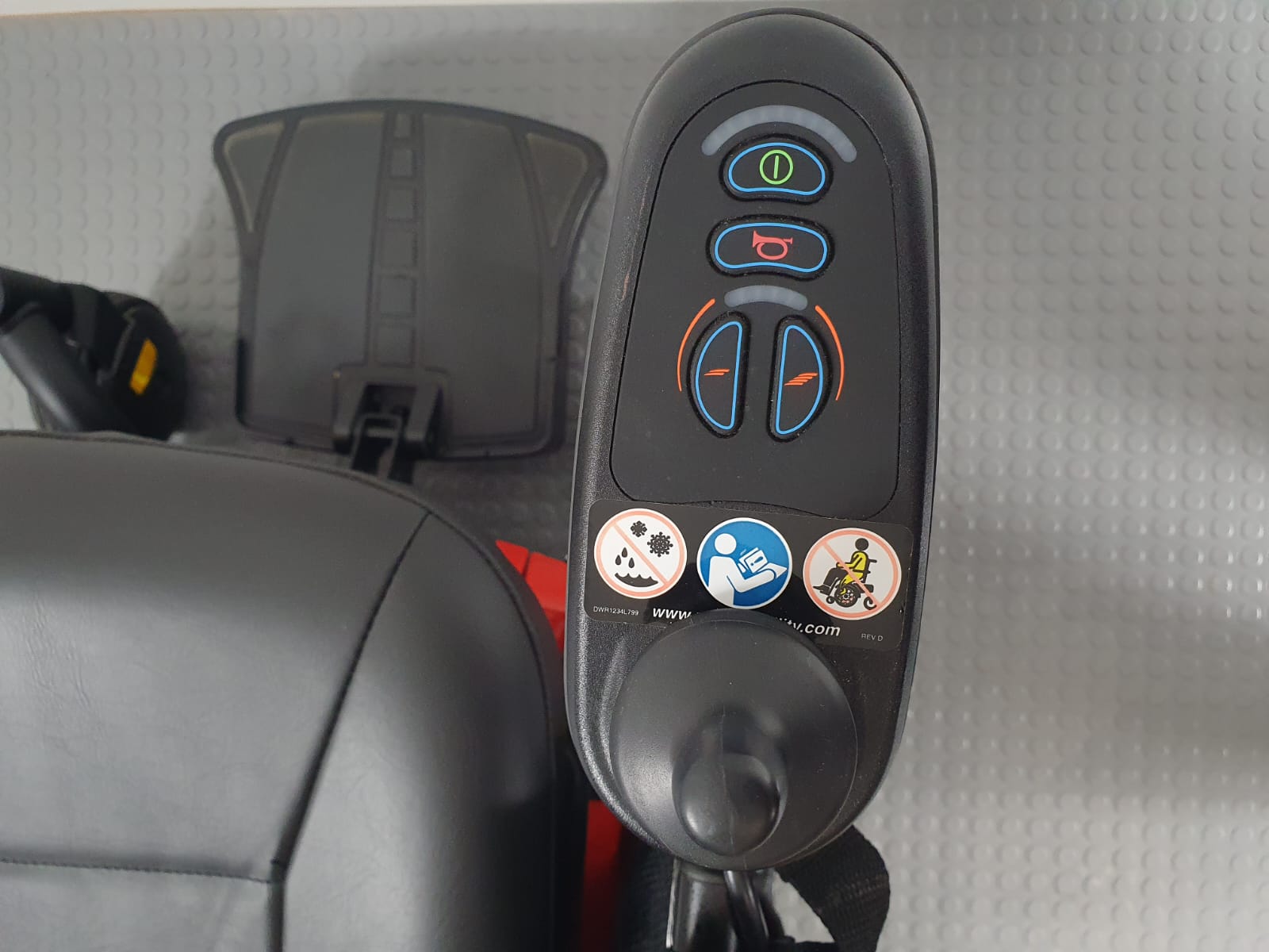 PRIDE JAZZY 600ES – COMPACT HIGH-COMFORT MID-WHEEL DRIVE POWERCHAIR