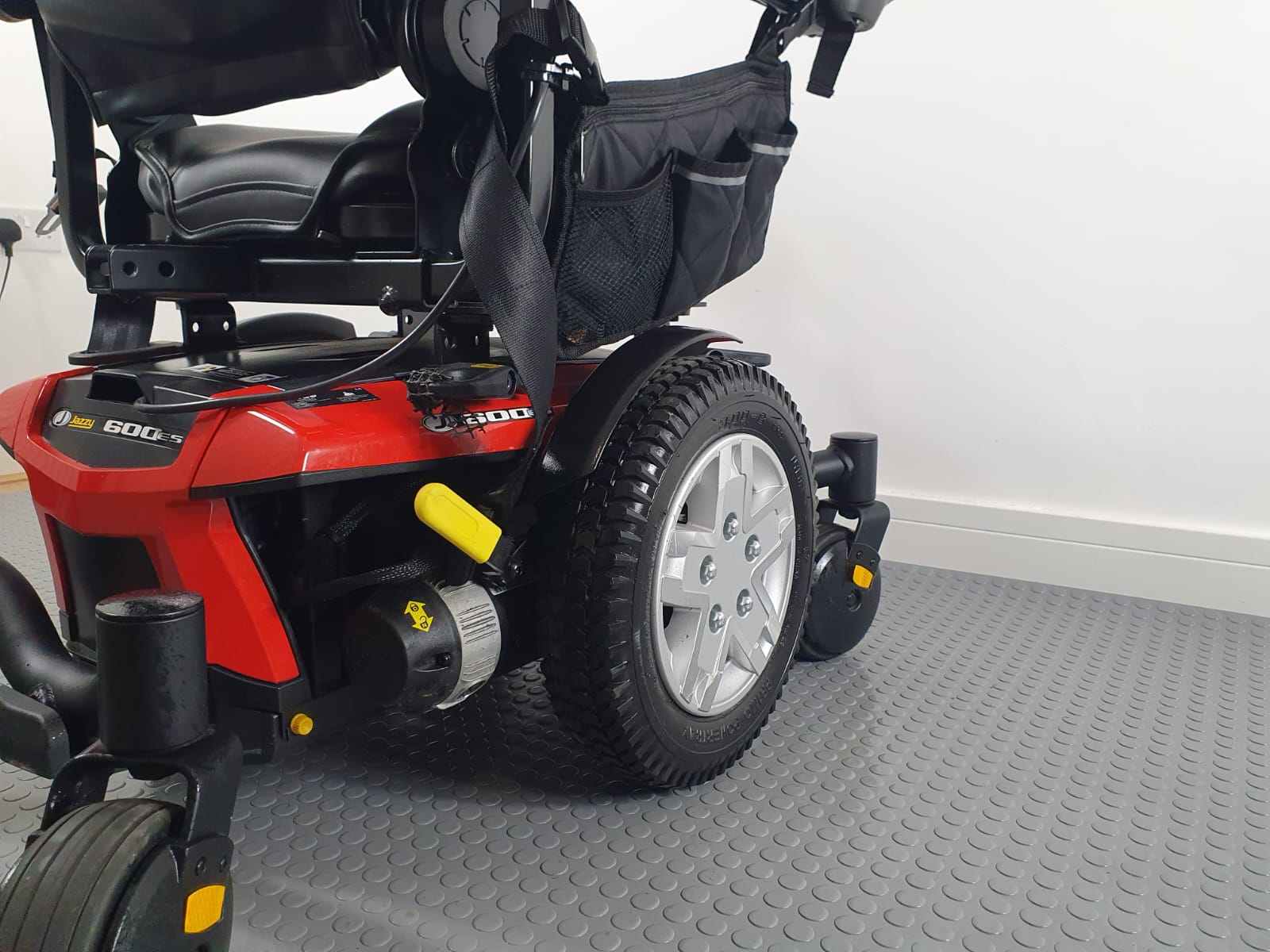 PRIDE JAZZY 600ES – COMPACT HIGH-COMFORT MID-WHEEL DRIVE POWERCHAIR