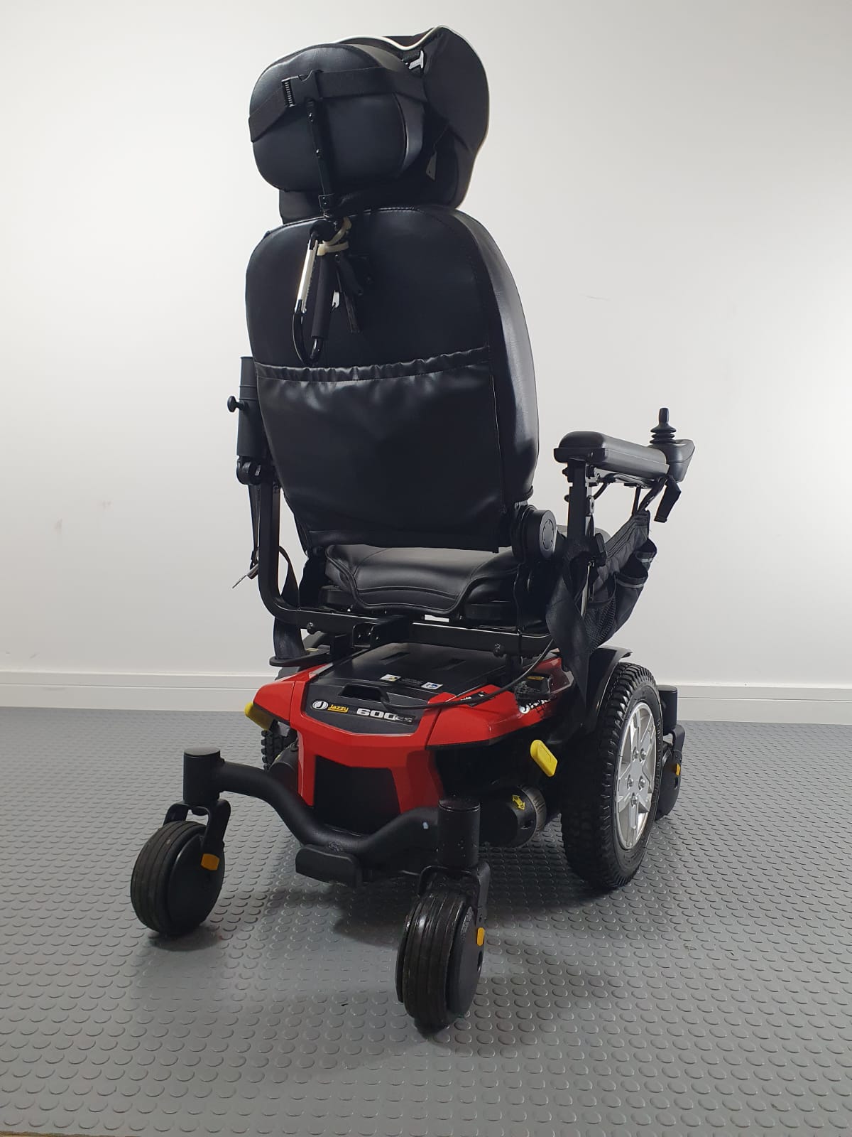 PRIDE JAZZY 600ES – COMPACT HIGH-COMFORT MID-WHEEL DRIVE POWERCHAIR