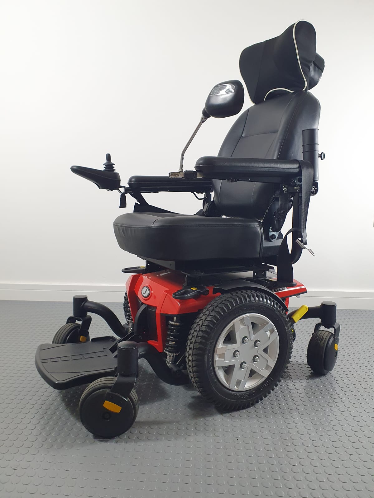 PRIDE JAZZY 600ES – COMPACT HIGH-COMFORT MID-WHEEL DRIVE POWERCHAIR