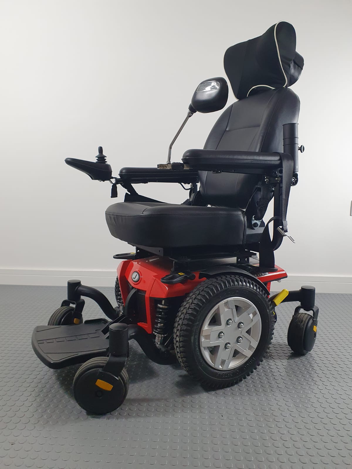 PRIDE JAZZY 600ES – COMPACT HIGH-COMFORT MID-WHEEL DRIVE POWERCHAIR