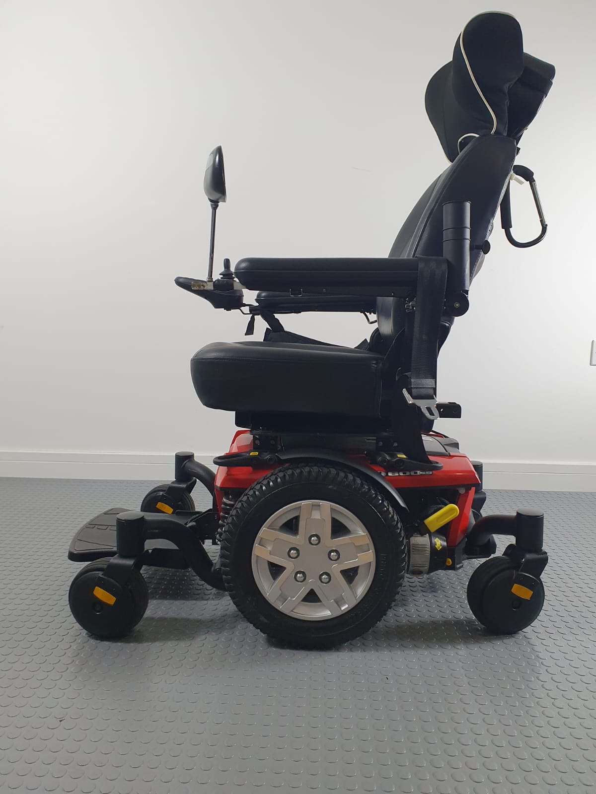 PRIDE JAZZY 600ES – COMPACT HIGH-COMFORT MID-WHEEL DRIVE POWERCHAIR